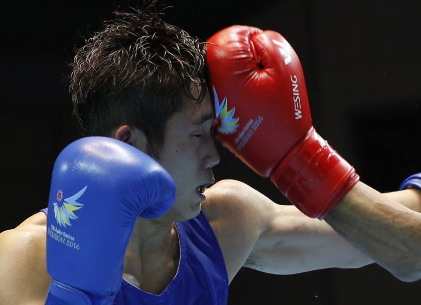 Incontro di boxe tra Ham Sang-myeong, sudcoreano e Tugstsogt Nyambayar , mongolo, ai Giochi asiatici di Incheon (Action Images)